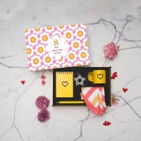 Kadınlar Günü Hediye Seti – Ahşap Kutu, Defter, Kalem, Fincan, Anahtarlık, Fular